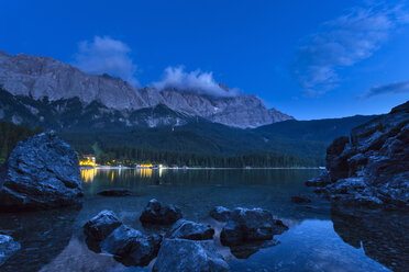 Eibsee und Zugspitze bei Nacht, Bayern, Deutschland - ISF14269