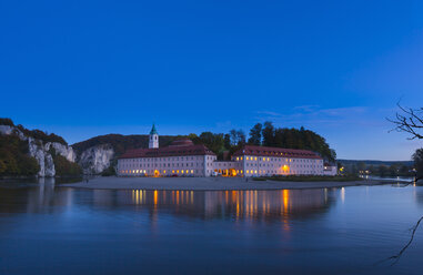 Kloster Wellenberg am Donauknie bei Nacht, Kehlheim, Bayern, Deutschland - ISF14274