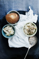 Stilleben mit zwei Schalen Risotto und Brot als Vorspeise - ISF14292