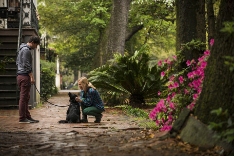 Ehepaar mit Hund hinter Haus, Savannah, Georgia, USA, lizenzfreies Stockfoto