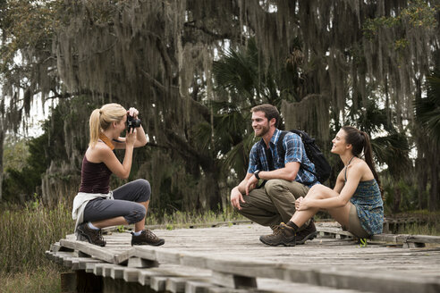 Wanderer beim Fotografieren, Skidaway Island State Park, Savannah, Georgia, USA - ISF14296