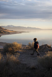 Wanderung mit Kleinkind, Buffalo Point Trail, Antelope Island State Park, Utah, USA - ISF14306