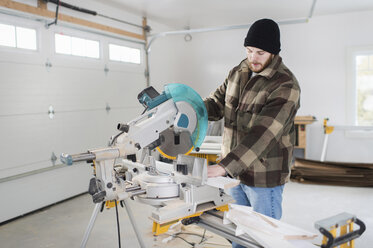 Schreiner, der mit Elektrowerkzeugen arbeitet - ISF14336