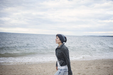 Frau spaziert am Strand, Long Island, Brooklyn, New York, USA - ISF14360