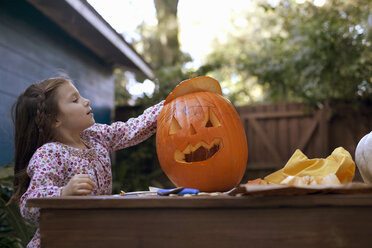Mädchen schnitzt Kürbis für Halloween - ISF14388