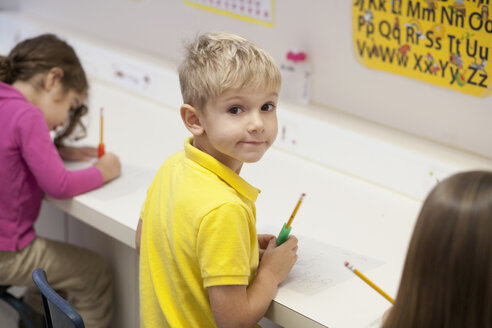 Kleinkinder schreiben im Klassenzimmer - ISF14405