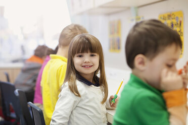 Kleinkinder schreiben im Klassenzimmer - ISF14406