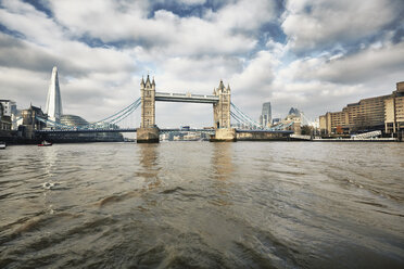 Blick auf Tower Bridge und The Shard, London, UK - CUF34462