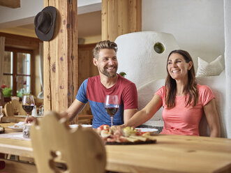 Glückliches Paar bei einer Brotzeit in einer Berghütte - CVF00857