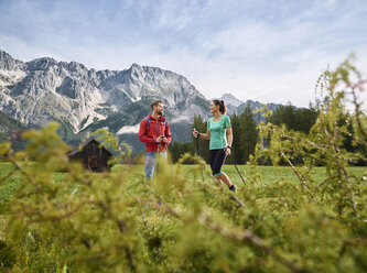 Österreich, Tirol, Mieming, Paar beim Wandern in alpiner Landschaft - CVF00868