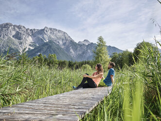 Österreich, Tirol, Mieming, Paar rastet auf einer Promenade in den Bergen - CVF00869