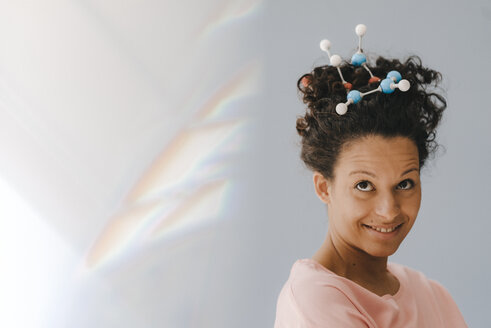 Junge Frau mit Molekülmodell im Haar - KNSF04054