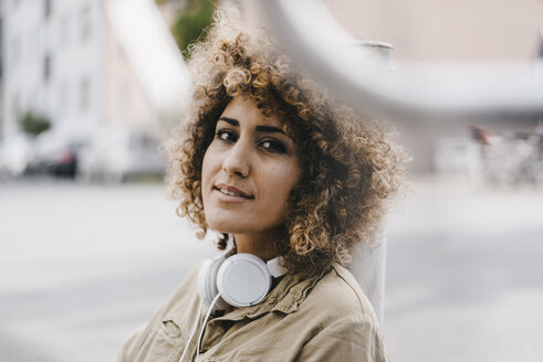 Frau in der Stadt mit Kopfhörern, Porträt - KNSF04137