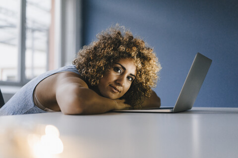 Frau macht Überstunden in ihrem neu gegründeten Unternehmen, lizenzfreies Stockfoto