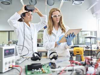 Female technicians working with tablet and vr glasses - CVF00877