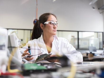Female technician working in research laboratory - CVF00884