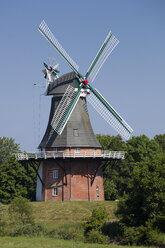 Deutschland, Niedersachsen, Greetsiel, traditionelle Windmühle - WIF03529