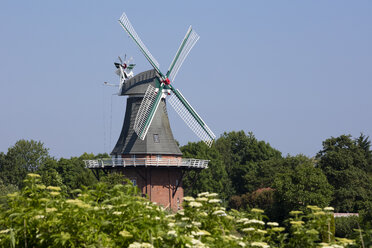 Deutschland, Niedersachsen, Greetsiel, traditionelle Windmühle - WIF03530