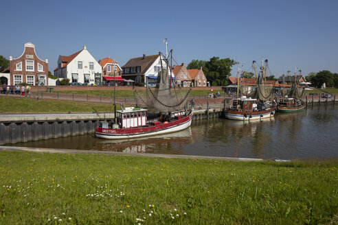 Deutschland, Niedersachsen, Krummhörn, Greetsiel, Neuharlingersiel, Fischereihafen - WIF03533