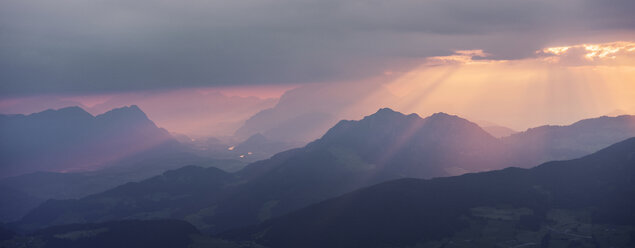 Österreich, Tirol, Inntal, Kellerjoch bei Sonnenaufgang - CVF00893