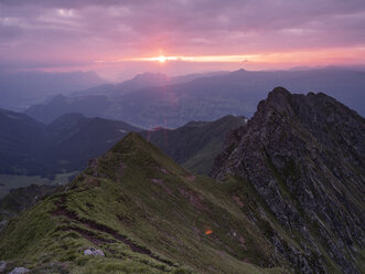 Österreich, Tirol, Inntal, Kellerjoch bei Sonnenaufgang - CVF00895