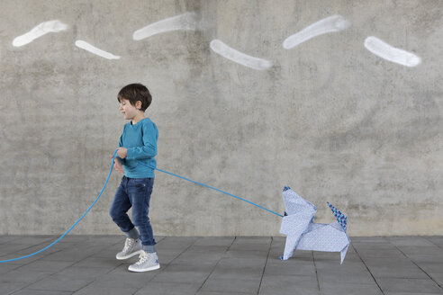 Kleiner Junge mit Origami-Hund - PSTF00141