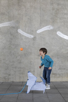 Kleiner Junge spielt mit Ball, Origami-Hund - PSTF00142