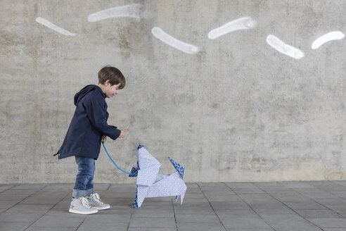 Kleiner Junge beim Training mit Origami-Hund - PSTF00144