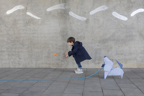 Kleiner Junge spielt mit Ball, Origami-Hund - PSTF00146