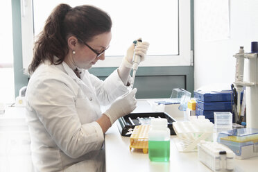Female scientist working with samples - CUF34509
