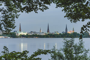 Deutschland, Hamburg, Außenalster mit Blick auf die Stadt - KEBF00828