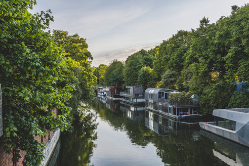 Deutschland, Hamburg, Barmbek, Hausboote am Elbekanal - KEBF00830