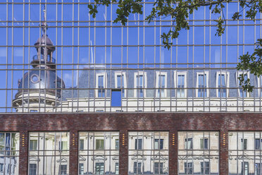 Deutschland, Hamburg, Stadthöfe mit Spiegelung in der Fassade - KEBF00836