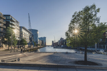 Deutschland, Hamburg, Hafencity, Sandtorhafen und Elbphilharmonie bei Sonnenuntergang - KEBF00846