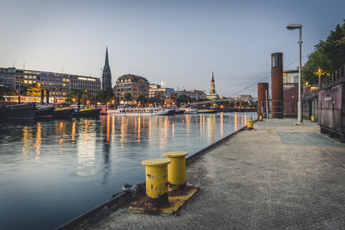 Deutschland, Hamburg, Binnenhafen und Stadtbild zur blauen Stunde - KEBF00849