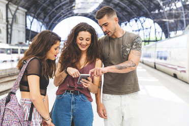 Freunde mit Handy auf dem Bahnsteig - WPEF00441