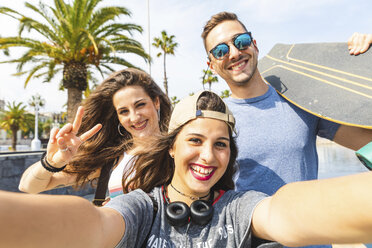 Selfie von drei glücklichen Freunden mit Skateboard - WPEF00457