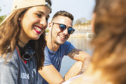 Glückliche Freunde beim geselligen Beisammensein am Meer - WPEF00458