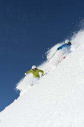 Männliche und weibliche Skifahrer beim Abfahrtsrennen, Obergurgl, Österreich - CUF34620