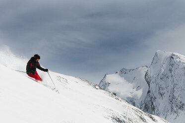 Mittlerer Erwachsener, männlich, Skifahren auf der Piste, Obergurgl, Österreich - CUF34622