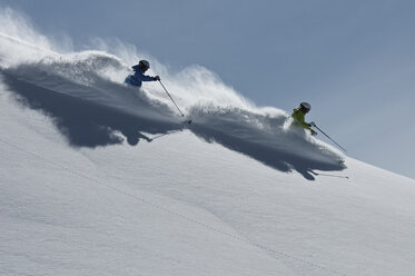 Weibliche und männliche Skifahrer beim Abfahrtsrennen, Obergurgl, Österreich - CUF34623