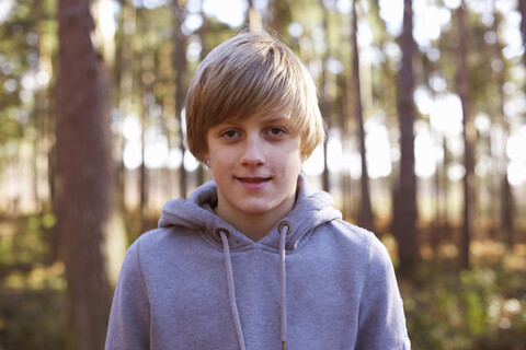 Porträt eines Jungen im Wald, lizenzfreies Stockfoto