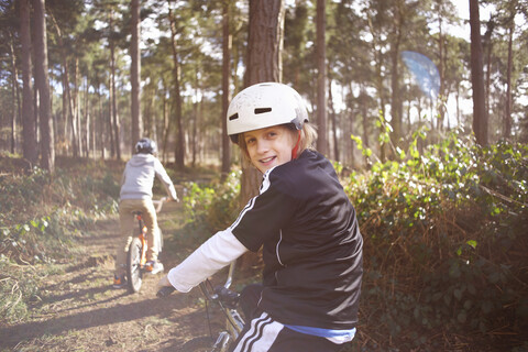 Zwillingsbrüder auf BMX-Rädern im Wald, lizenzfreies Stockfoto