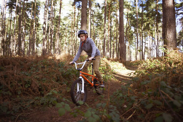 Junge fährt mit seinem BMX im Wald - CUF34655