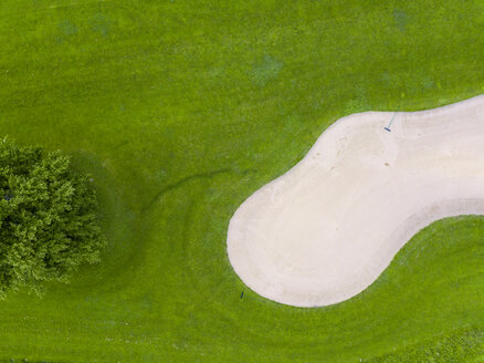 Deutschland, Baden-Württemberg, Luftaufnahme eines Golfplatzes mit Bunker, Grün und Schwader - MMAF00398