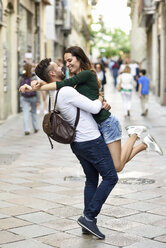 Zärtliches glückliches Touristenpaar, das sich in der Stadt amüsiert - JSMF00332