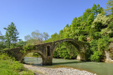 Albanien, Korca, Osman-Bogenbrücke Ura e Golikut, Fluss Shkumbin - SIEF07801