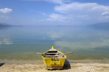 Albania, Korca, Lake Ohrid, rowing boat at lakeshore - SIEF07805