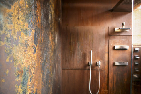 Badezimmer mit Wandverkleidung aus Cortenstahl - REAF00332