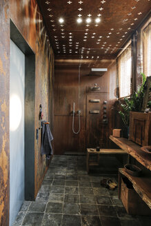 Modern bathroom with corten steel wall cladding and ceiling light effects - REAF00341